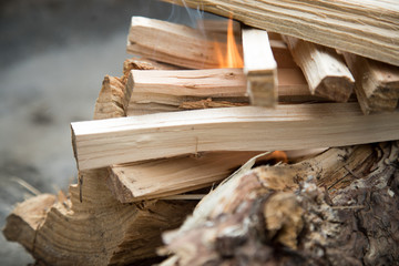 Beginn der Lagerfeuer Feuer Flamme auf Holz in Feuerschale