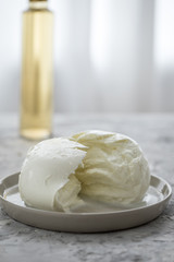 Büffelmozzarella Kugel mit weißen Balsamico auf Teller