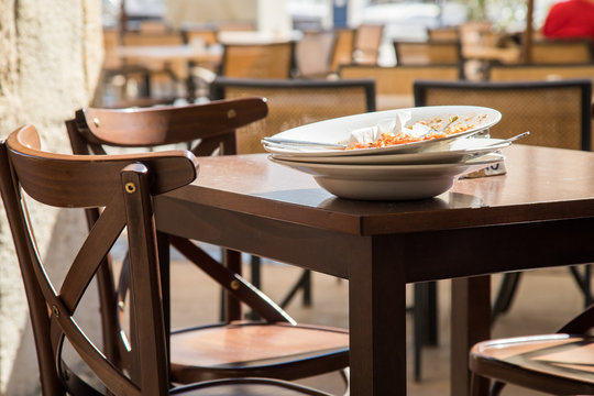 Benutzte Teller auf Restaurant Tisch Terrasse 