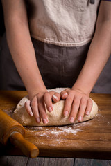 Obraz na płótnie Canvas hands knead the dough