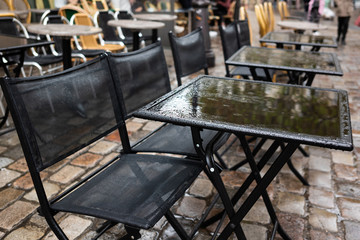 terasse café cafetier brasserie paris parisien table chaise pluie temps météo morose triste tourisme vide fréquentation pavé