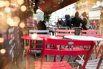 café restaurant terrasse pluie paris ville urbain manger boire sortir amis seul chaise table météo automne