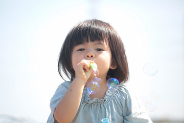 しゃぼん玉を飛ばす女の子
