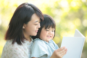 本を読む親子