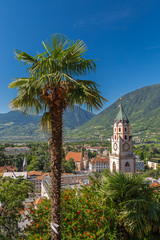 Kirche Sankt Nikolaus mit Blick über Meran, Südtirol 