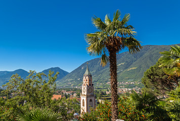 Kirche Sankt Nikolaus mit Blick über Meran, Südtirol 