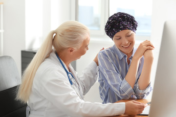 Woman after chemotherapy visiting doctor in hospital - obrazy, fototapety, plakaty