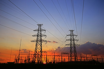 Fototapeta premium Wieża elektryczna, sylwetka o zachodzie słońca