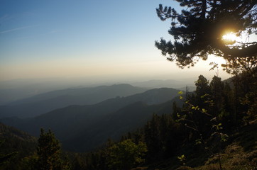 Lever du soleil en montagne