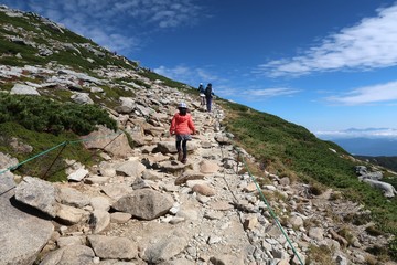 Fototapeta premium 日本の岩山を歩く登山者