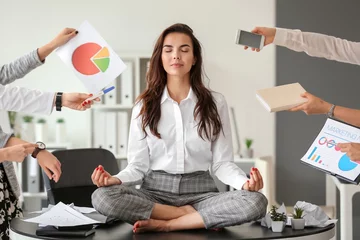 Muurstickers Zakenvrouw met veel werk om te mediteren op kantoor © Pixel-Shot