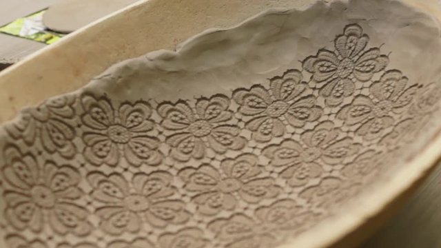 presentation of surface decoration on a  clay vessel i