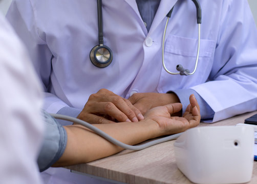 Medical doctor with patient.