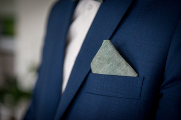 Graue Pochette in blauem Anzug an Hochzeit