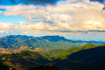 Naklejka premium Beautiful landscape view of hill and mountain with cloud sky.