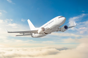 Passagierflugzeug-Wolkenlandschaft mit weißem Flugzeug fliegt in den bewölkten Tageshimmel.