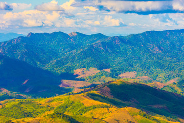 Naklejka premium Beautiful landscape view of hill and mountain with cloud sky.