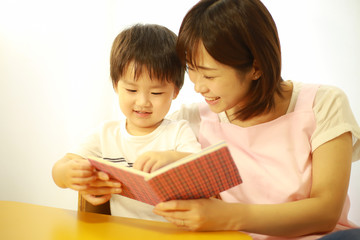 本を読む子供と保育士イメージ