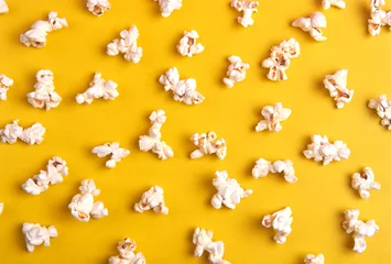 Popcorn auf gelbem Grund als Hintergrund © badahos