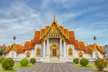 Obraz premium The Marble Temple, Wat Benchamabophit Dusitvanaram Bangkok THAILAND with blue sky at background