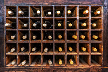 Verzameling van flessen wijn op houten kisten