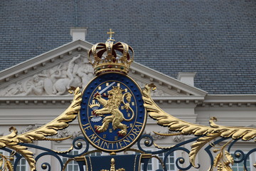 Crest of the Netherlands with text 