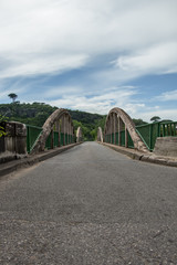 Brücke über einen Fluss in Südfrankreich
