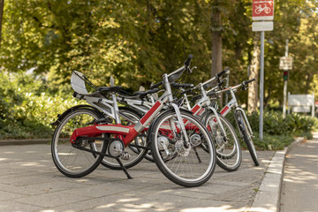 Fototapeta premium Fahrrad zum Mieten an einer Strasse
