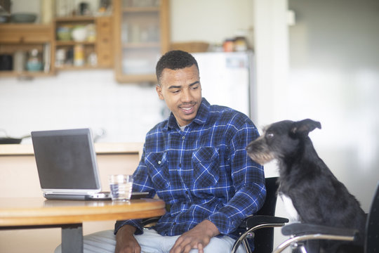 Junger Mann mit Hund