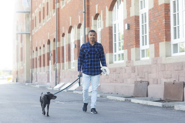Junger Mann mit Hund