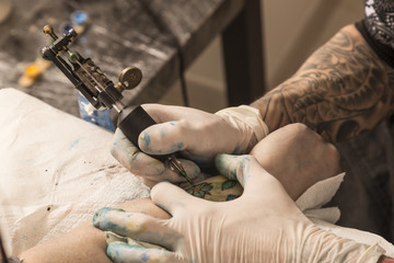 Tatuatore in laboratorio