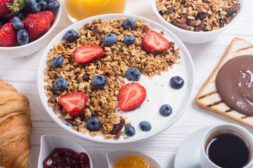 Granola yogurt and berries