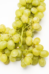 Racimo de uvas verdes sobre un fondo blanco liso. Vista superior y de cerca. Formato vertical