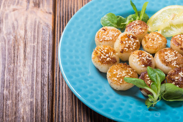 Fried scallops with lemon and salad