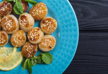 Fried scallops with lemon and salad