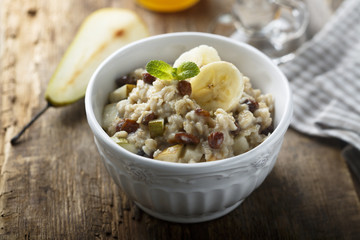 Oatmeal porridge with raisins and banana