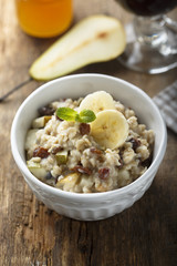 Oatmeal porridge with raisins and banana