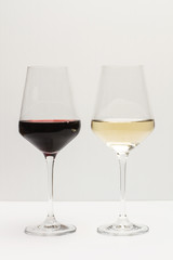 Copa de vino tinto y copa de vino blanco. Vista de frente