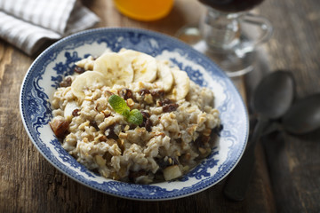 Oatmeal porridge with raisins and banana