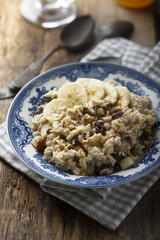 Oatmeal porridge with raisins and banana