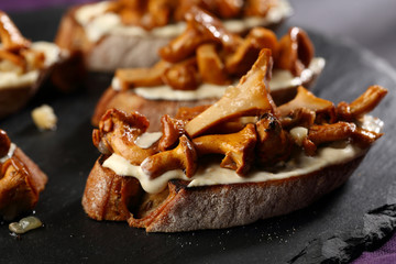 Crostini with mushrooms and cheese