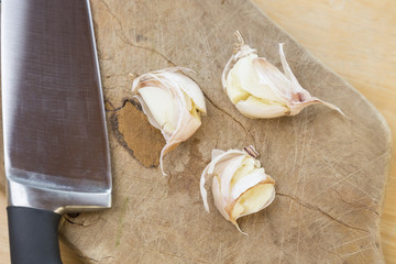 Aglio in camicia sul tagliere