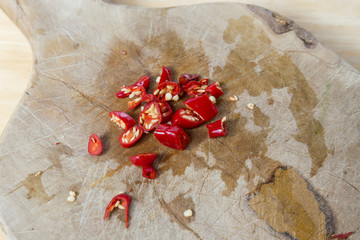 Peperoncini rossi sul tagliere