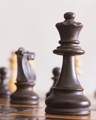 Scacchi fotografati su una scacchiera