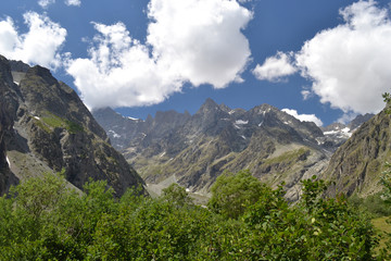 Fototapeta na wymiar Paysages des Hautes-Alpes, vue sur le Pré de Madame Carles avec sommets enneigés et ciel bleu, Alpes, France