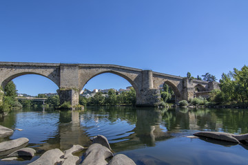 Fototapeta na wymiar Puente romano sobre el rio miño a su paso por la ciudad de Ourense