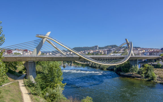 puente del milenio, sobre el rio mi&ntilde;o a su paso por la ciudad de Ourense Espa&ntilde;a