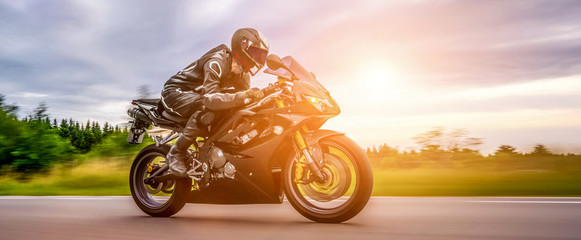 Obraz premium motocykl na jeździe po drogach. dobra zabawa podczas wycieczki motocyklowej / podróży po pustej drodze
