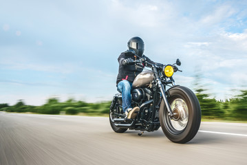 Naklejka premium motocykl na drodze. zabawy na pustej drodze podczas wycieczki motocyklowej / podróży