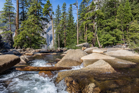 Fluss fließt auf Wasserfall zu im Nationalpark